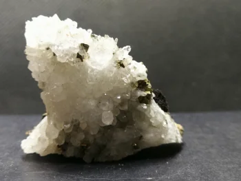87.9 gPyrite kuvars mineral örneği doğal beyaz kristal küme